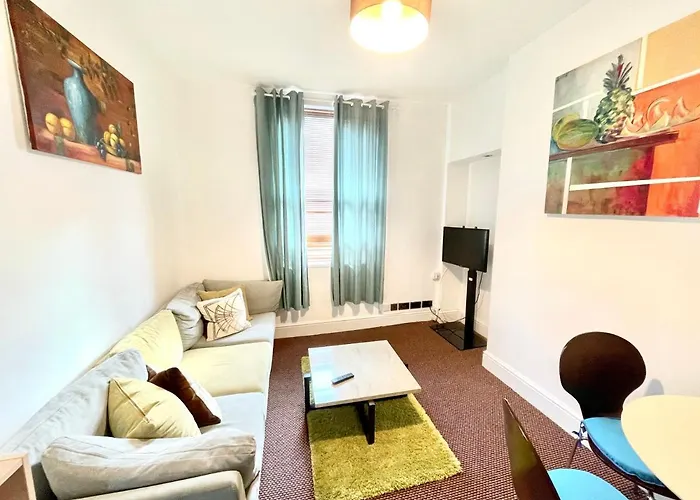 4 Bedroomed Maisonette In City Centre, Near Barbican & Seafront