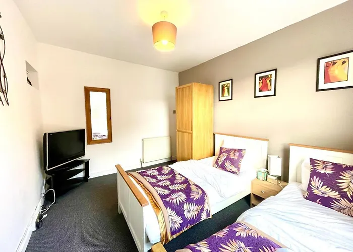 4 Bedroomed Maisonette In City Centre, Near Barbican & Seafront