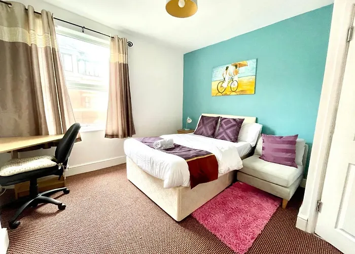 4 Bedroomed Maisonette In City Centre, Near Barbican & Seafront